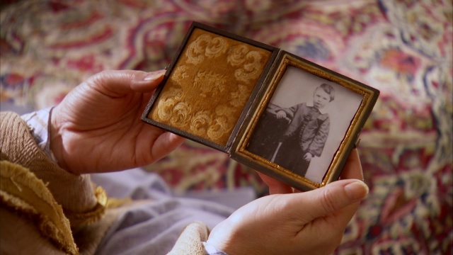 玛丽·托德·林肯抱着埃迪·林肯的照片，把照片放在胸前/美国视频下载