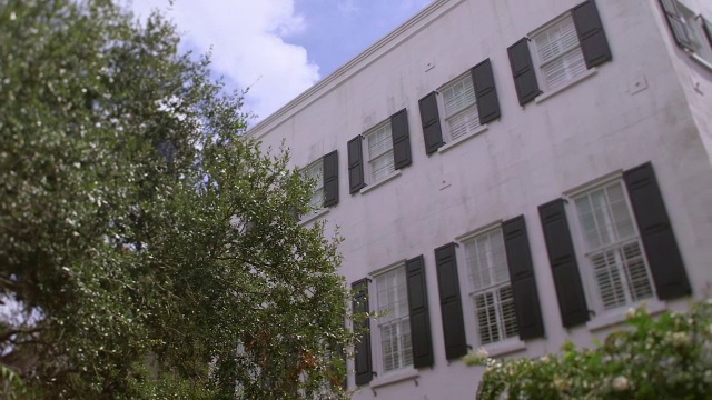 MS PAN拍摄的白色建筑与黑色百叶窗和开放的天空/查尔斯顿，南卡罗来纳州，美国视频素材