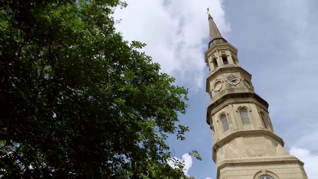 MS PAN拍摄的钟塔与天空和树上的云/查尔斯顿，南卡罗来纳州，美国视频素材
