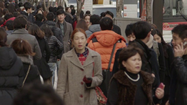 人们走在首尔拥挤的街道上的慢镜头视频素材
