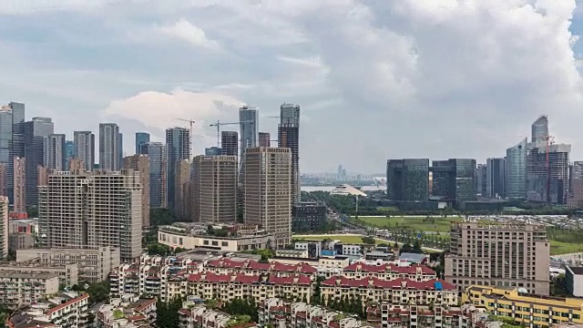 4K延时:中国杭州，市中心CBD的摩天大楼与移动的云视频素材