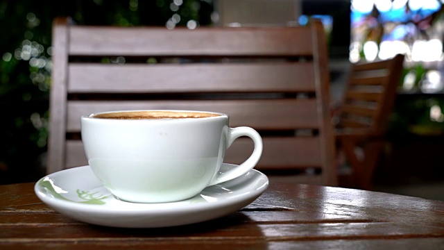 咖啡馆里的热咖啡杯视频素材