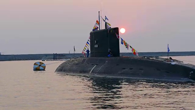日落时分，潜水艇在港口里视频下载