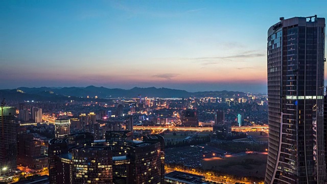 从白天到夜晚4K延时:夜幕降临在杭州，中国视频素材