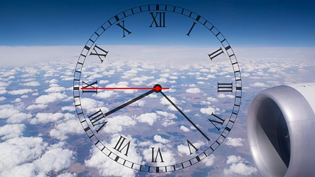 运行时钟与Cloudscape从飞机窗口视图视频下载