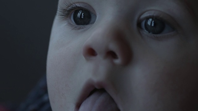 一个可爱宝宝伸出舌头的特写视频素材