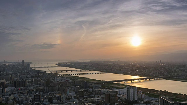 超高清时间流逝:鸟瞰图大阪市景观与大移动云在日落视频下载