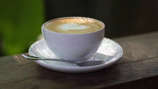 咖啡杯，卡布奇诺，在秋千上视频素材