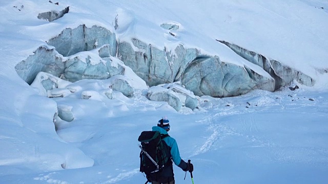 在有蓝冰的冰川上滑雪视频素材
