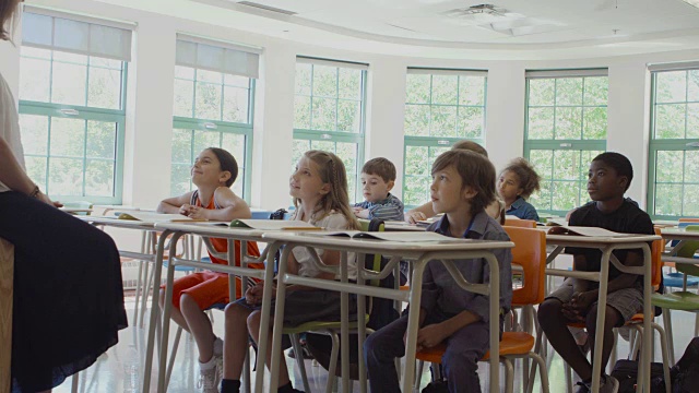 学生回学校蒙太奇4K慢动作教室进入视频素材
