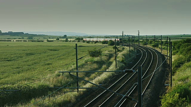 乡村景观中的火车转弯视频素材