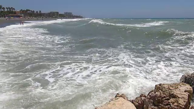 海浪拍打着萨罗布雷纳海岸视频素材