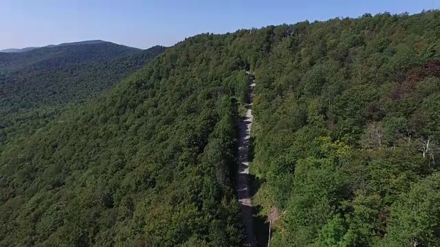 4K天线在美国佛蒙特州的绿山上升起视频下载