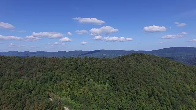 4K天线在美国佛蒙特州的绿山上升起视频下载