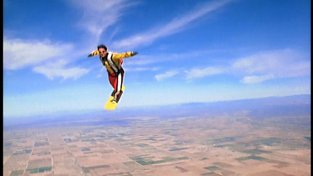 宽镜头跟踪镜头男冲浪者在空中表演特技/亚利桑那州视频下载