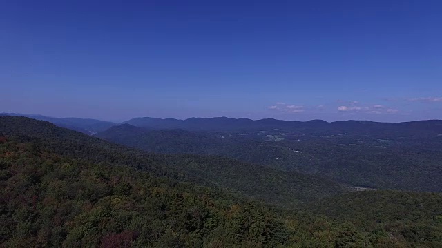 美国佛蒙特州绿山上空的4K空中飞行视频下载