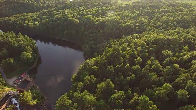 4K空中拍摄的水獭溪，位于佛蒙特州米德尔伯里附近的格林山脉视频下载