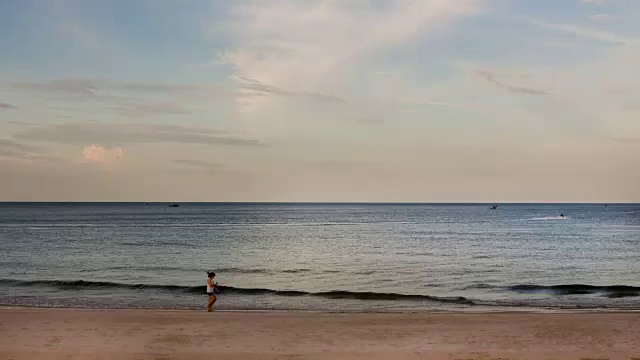 泰国Prachuap Khiri Khan海面上的日落，4k视频素材