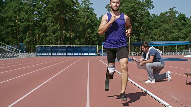 残疾人短跑运动员训练视频下载