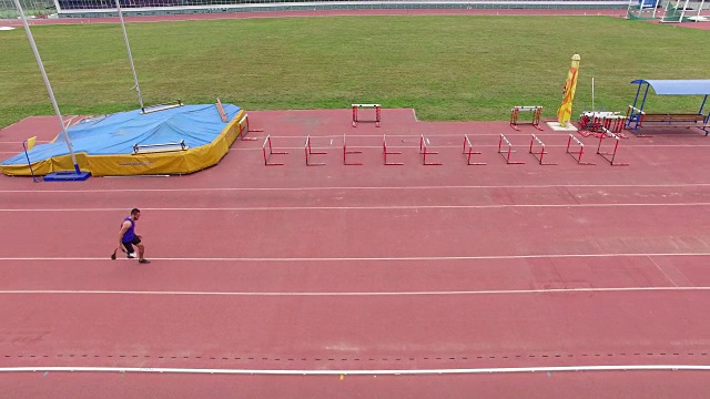 适应性运动员在体育场练习跳远的空中动作视频下载
