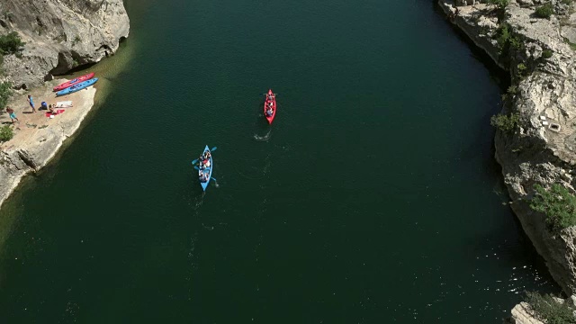 从加德河上的加德桥拍摄的静态照片视频下载