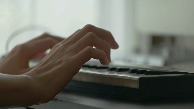 弹奏键盘乐器的特写镜头。视频下载