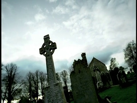 高对比PAN墓地墓碑与树木+教堂背景/爱尔兰视频素材
