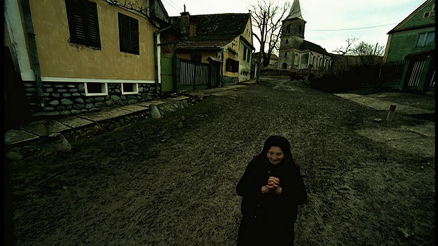 罗马尼亚，特兰西瓦尼亚，西比乌，一名身穿土著服装的年长妇女在乡村道路上低头视频素材