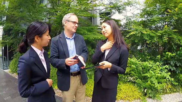 一位英国男士与日本职场女性会面视频素材