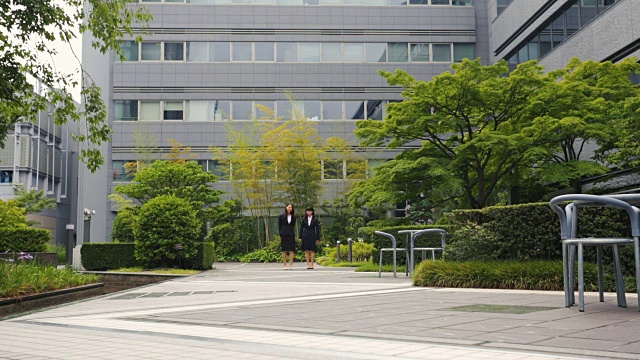 在办公室庭院中行走的日本职业商业女性视频下载