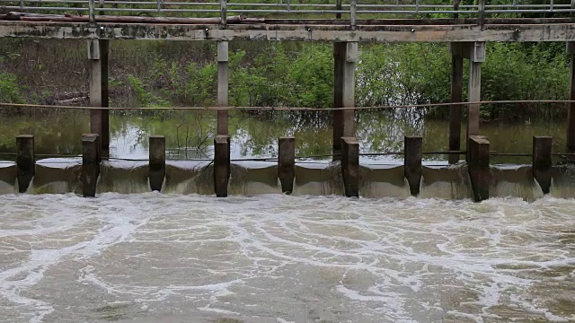 水流通过大坝的溢洪道。视频下载