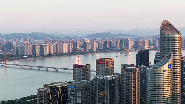 4K延时:钱塘江畔的摩天大楼，杭州，中国视频素材