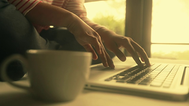 女商人在笔记本电脑上用的，慢动作视频素材