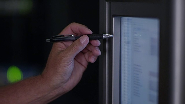 在显示器上使用触控笔的手的视图视频下载