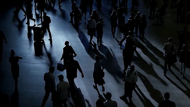 商务人士在城市拥挤的街道上通勤。纽约交通高峰时段匿名行人行走的场景视频素材