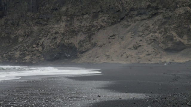 在冰岛Vik I Myrdal，海浪撞击海滩视频素材