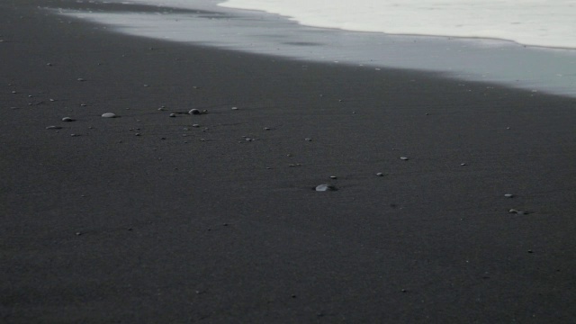 在冰岛的Vik I Myrdal，海浪冲刷海岸的CU视频素材