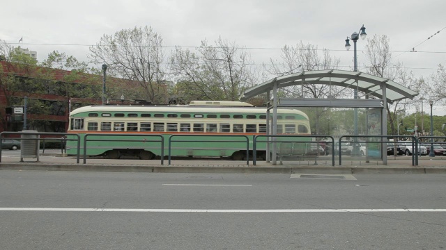 一辆电车驶离旧金山视频素材