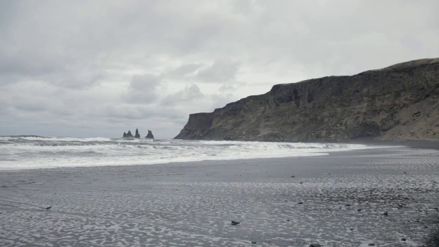 在冰岛Vik I Myrdal海浪撞击海滩的宽镜头视频素材