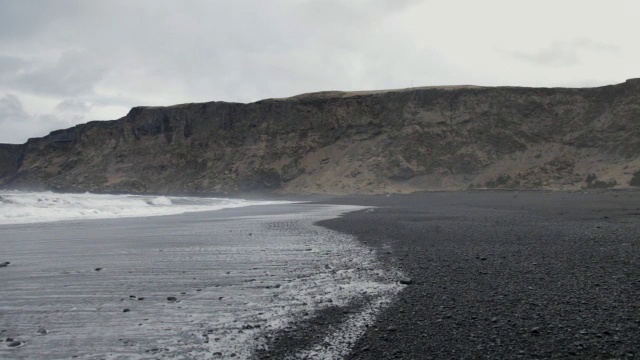 在冰岛Vik I Myrdal，海浪撞击海滩视频素材