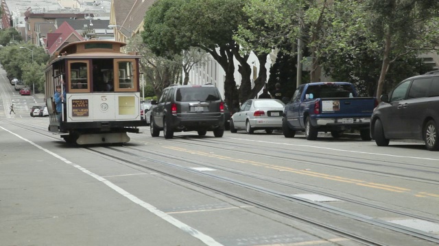 中景:旧金山一辆电车经过视频素材