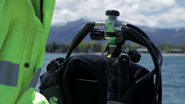 在太浩湖上的潜水背心和调节器视频下载