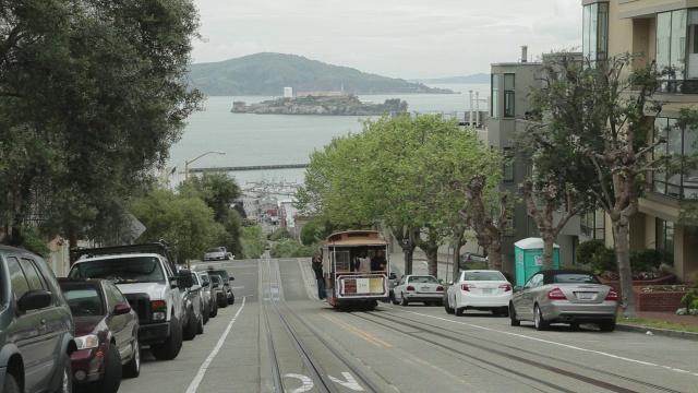 一辆电车在旧金山经过，以Alctraz为背景视频素材