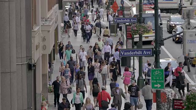 人们走在拥挤的城市街道上。曼哈顿高峰时段的通勤场景。大都市的生活方式视频素材