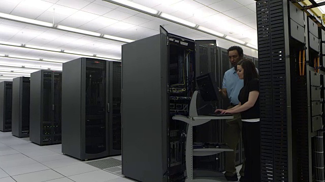 两个人在网络服务器上工作的狂欢视图视频素材