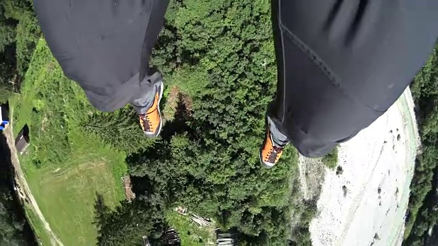 跳伞者的脚在山上和降落的角度视频下载