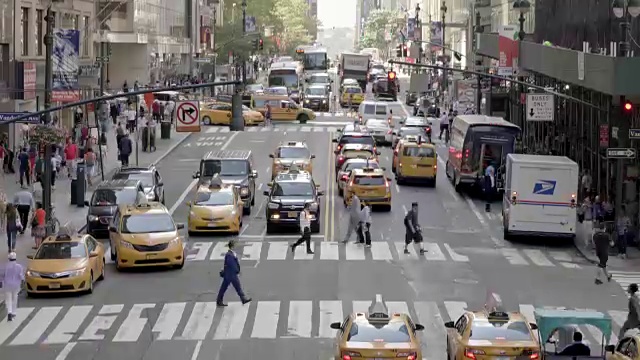 纽约上下班高峰期的交通堵塞使通勤者的时间流逝。都市都市生活背景视频下载