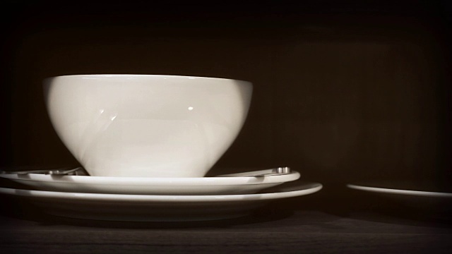 高清摄影车:厨房里的盘子。视频素材