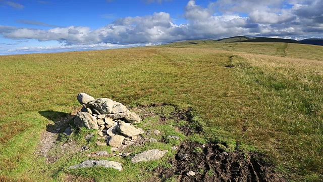 View of the summit cairn of Wether Hill fell Lake District National Park, Cumbria, England, UK .英国坎布里亚湖区国家公园视频下载