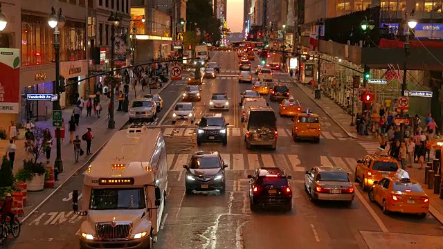 城市街道地标景观以都市都市为背景。高峰时段的交通和通勤者的场景视频下载